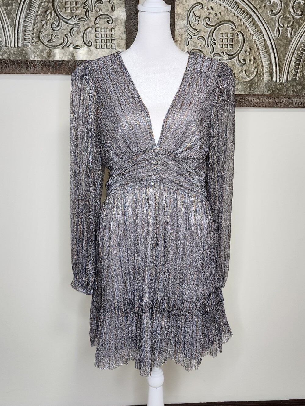 Astr The Label Shimmery Long-Sleeve V-Neck Silver Metallic Party Dress Med Glam